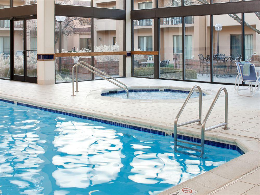 Courtyard Cincinnati Блу Аш Екстериор снимка