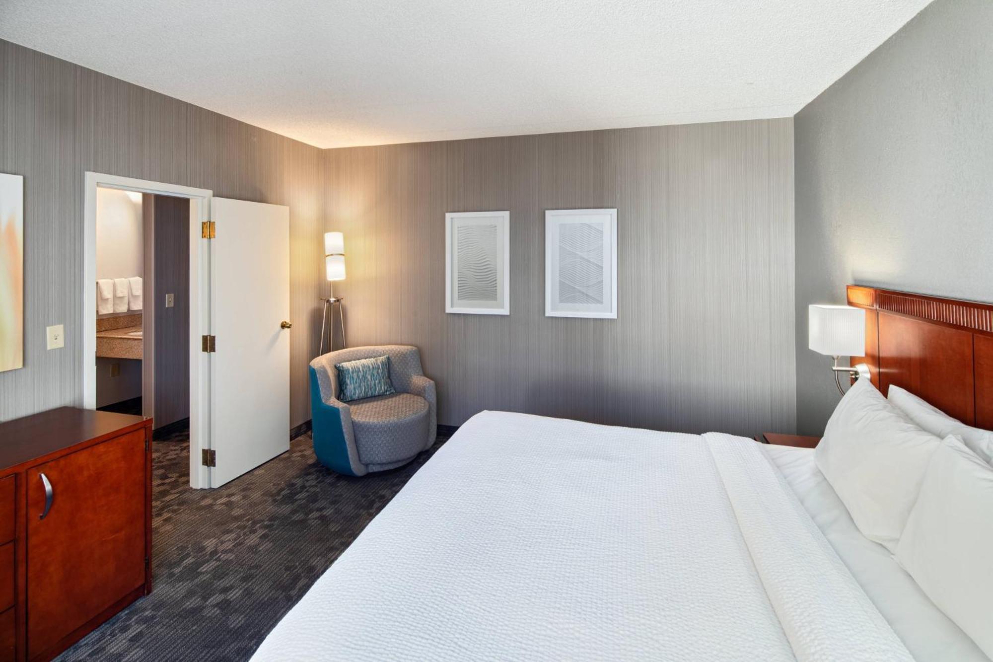 Courtyard Cincinnati Блу Аш Екстериор снимка
