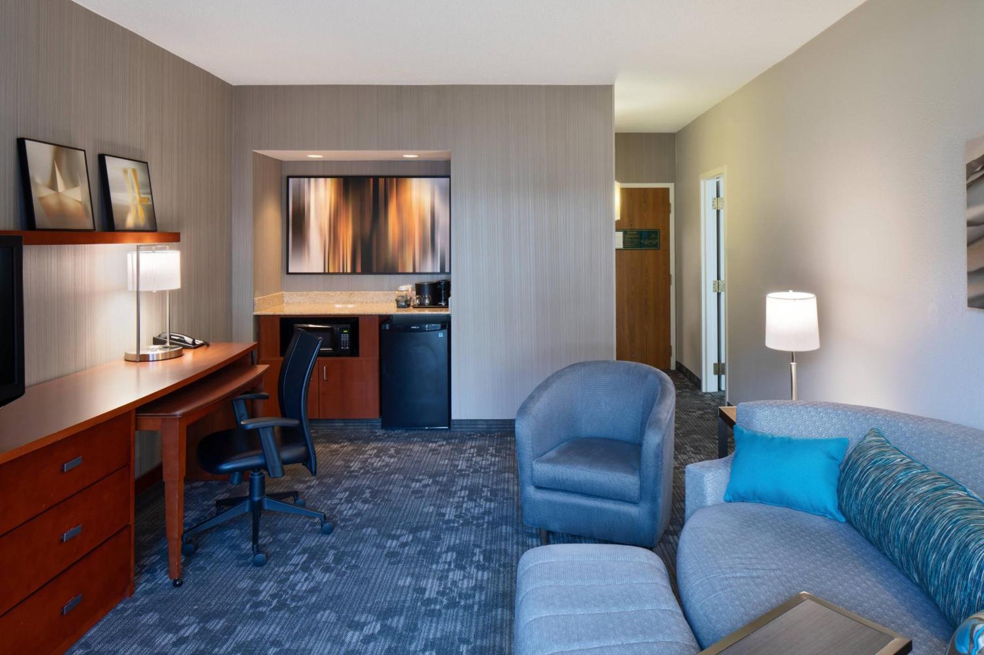 Courtyard Cincinnati Блу Аш Екстериор снимка