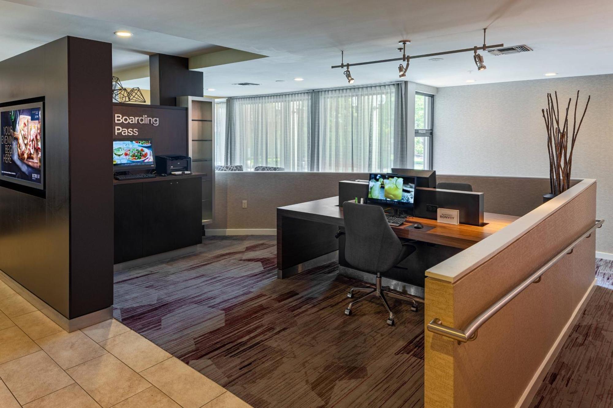 Courtyard Cincinnati Блу Аш Екстериор снимка