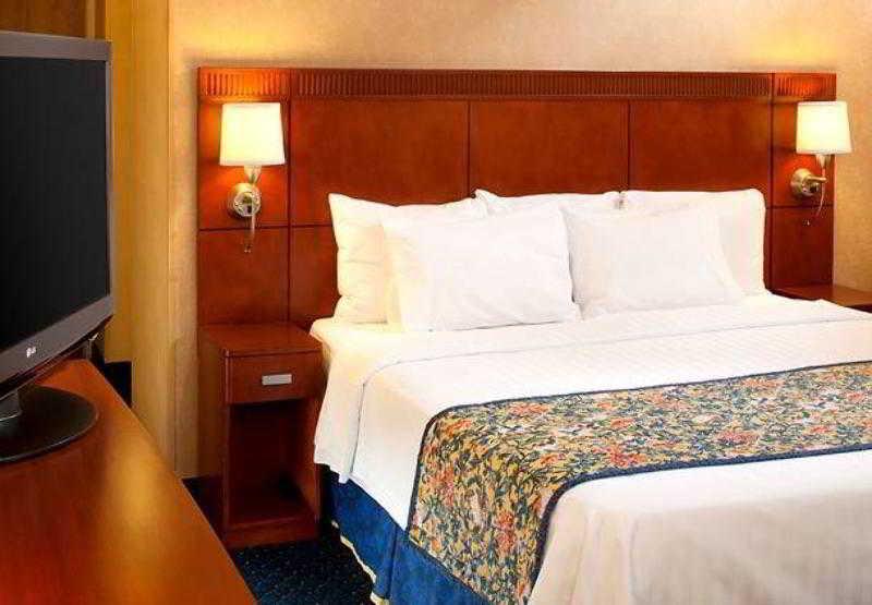 Courtyard Cincinnati Блу Аш Стая снимка
