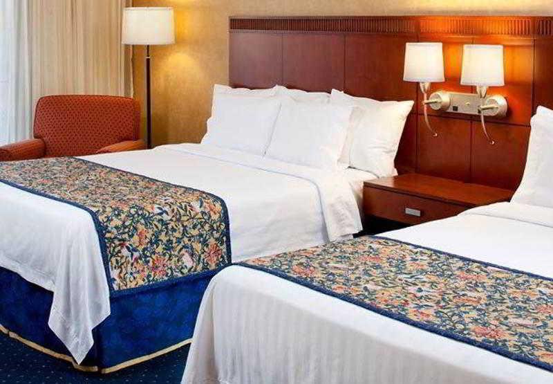 Courtyard Cincinnati Блу Аш Екстериор снимка