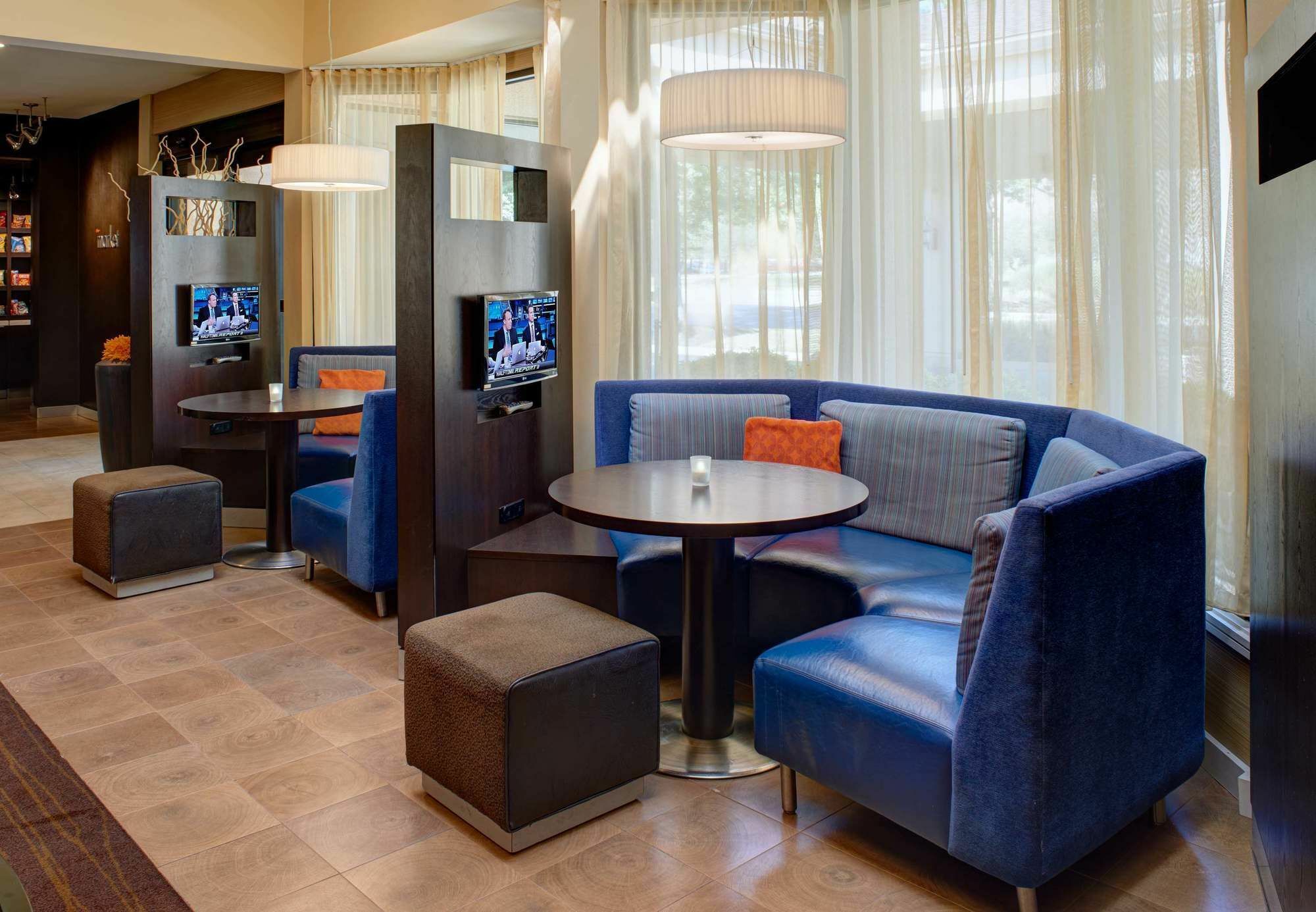 Courtyard Cincinnati Блу Аш Екстериор снимка