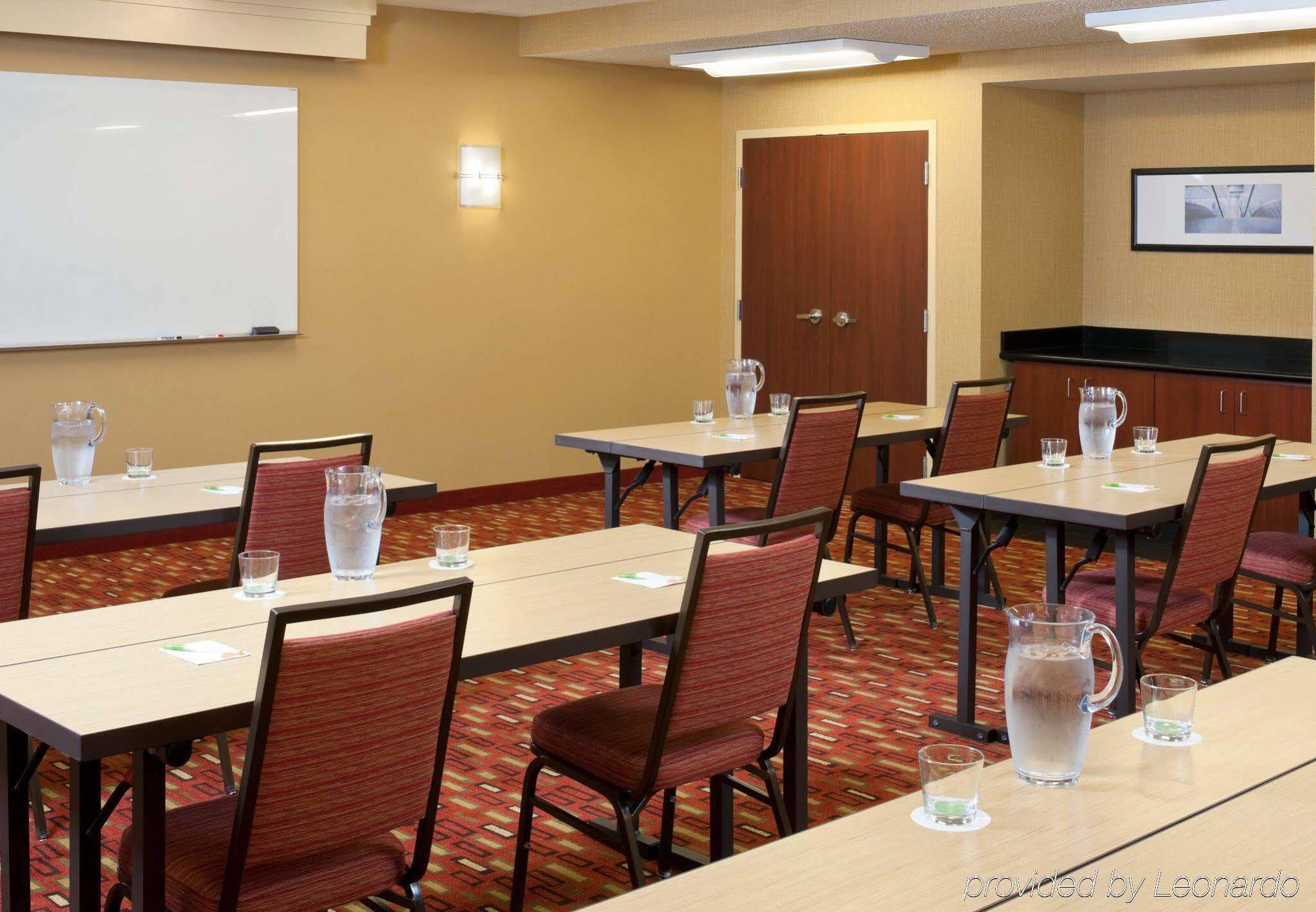 Courtyard Cincinnati Блу Аш Екстериор снимка